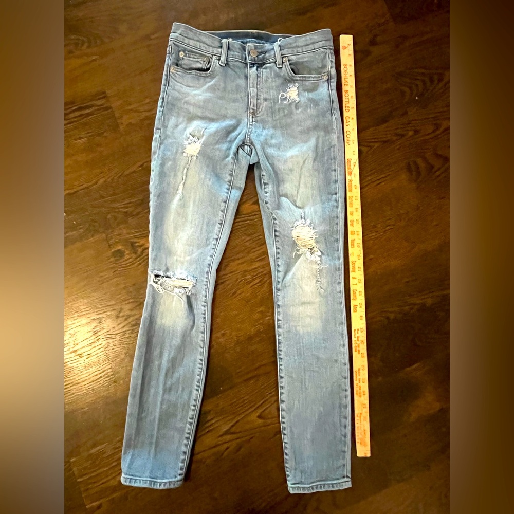 Gap women’s 6R light wash, distressed, skinny jeans stretch